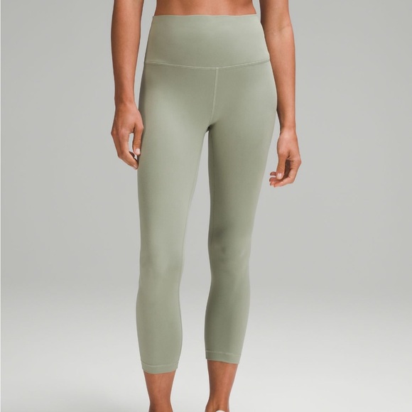 NWT Wunder Train High Rise Crop 23” - Picture 4 of 4